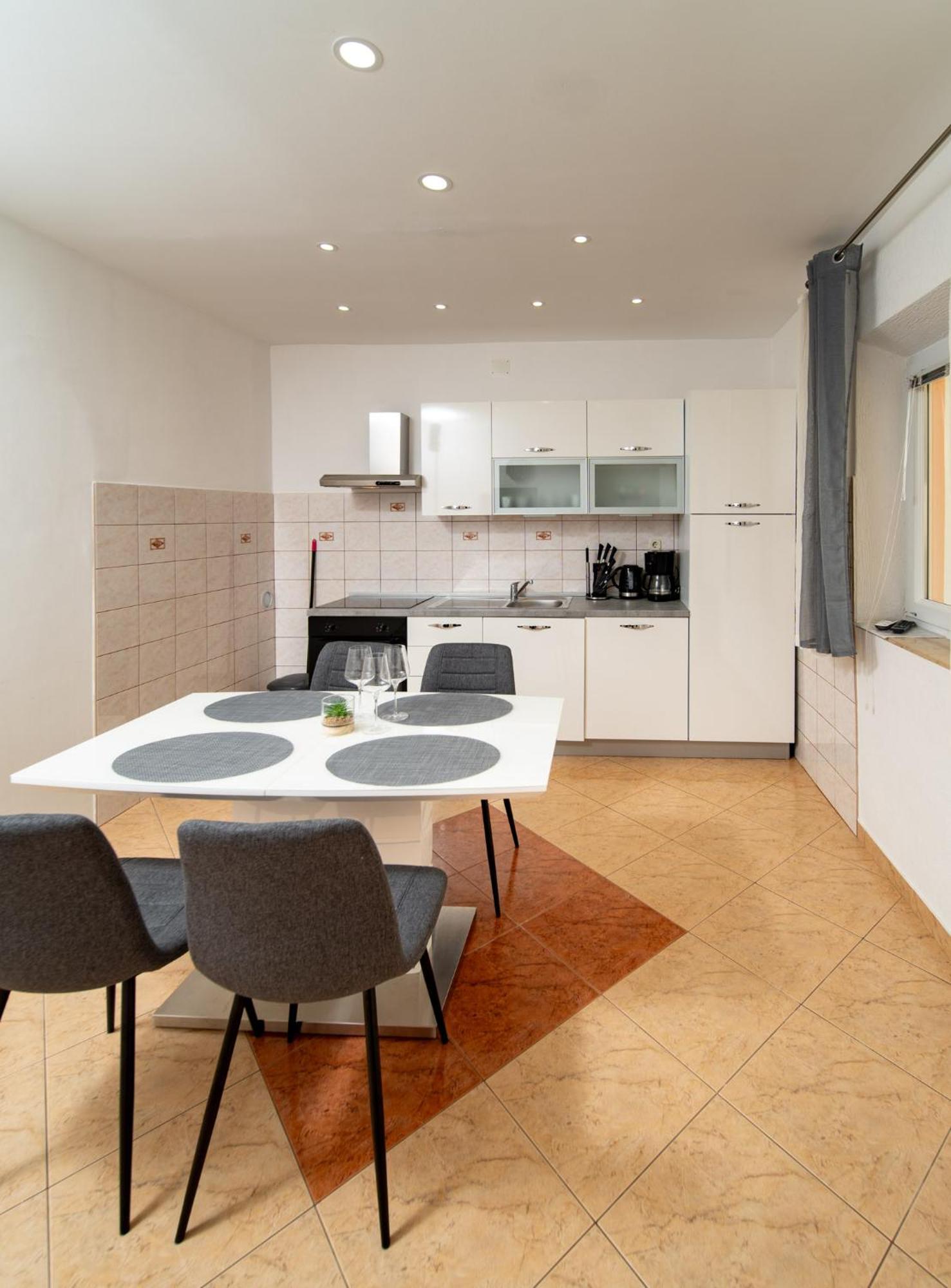 Apartments Lores Rab Town Exterior foto